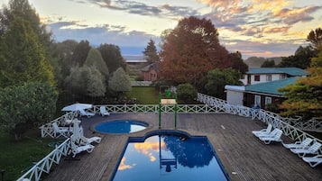 Una piscina al aire libre de temporada