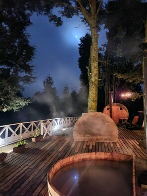 A wooden deck with a hot tub, a wooden barrel, and a white fence. - Hotel Y Cabañas Molino Viejo (Puerto Varas)