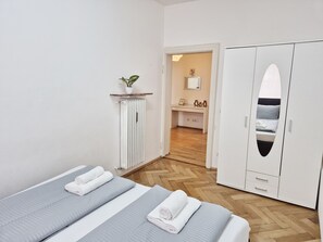 2 Schlafzimmer, Schreibtisch, Bügeleisen/Bügelbrett, WLAN