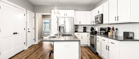 Réfrigérateur, micro-ondes, four, plaque de cuisson