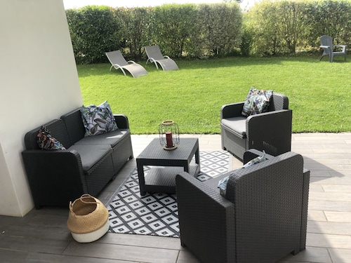 Quiet villa between sea and mountains