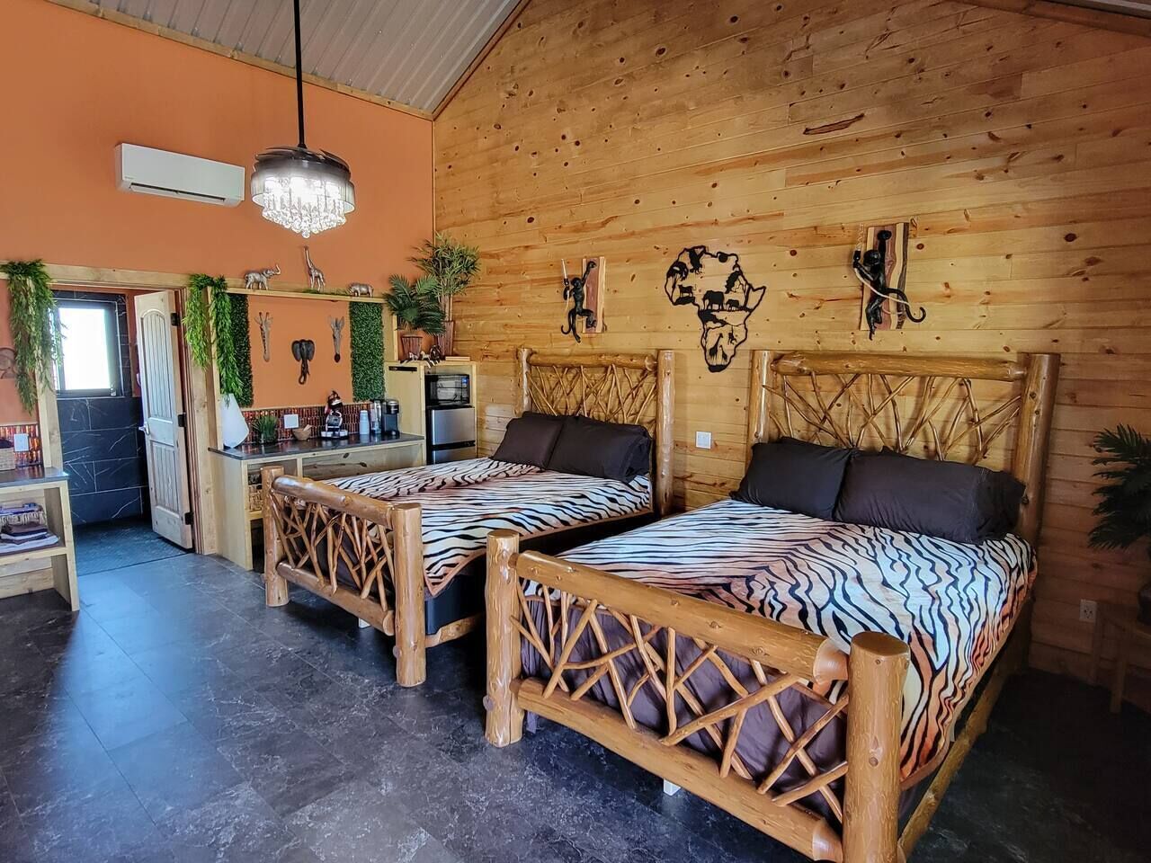 Skrivebord, wi-fi (inkludert) og sengetøy