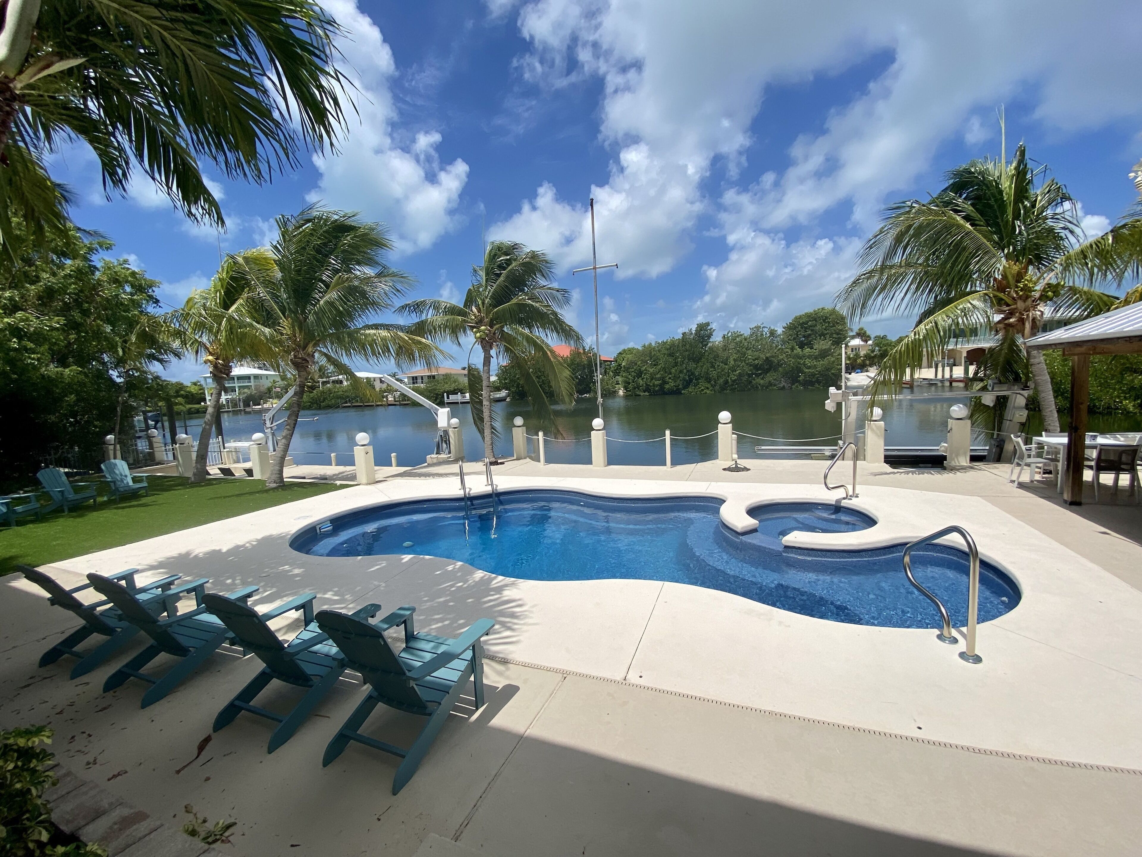 Waterfront - 5 BR, 4 Full Bath, Pool, 80' Dock, Ample Parking, Tiki Hut, Jacuzzi
