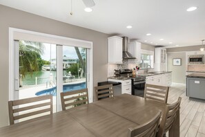 Fridge, microwave, oven, stovetop - Waterfront - 5 BR, 4 BA, Pool w Tub, 80' Dock, Tiki Hut, Beach Nearby, Parking (Marathon)