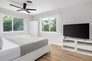5 bedrooms, iron/ironing board, free WiFi, bed sheets - Waterfront - 5 BR, 4 BA, Pool w Tub, 80' Dock, Tiki Hut, Beach Nearby, Parking (Marathon)