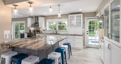 Waterfront - 5 BR, 4 Full Bath, Pool, 80' Dock, Ample Parking, Tiki Hut, Jacuzzi