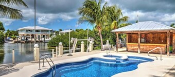 Waterfront - 5 BR, 4 Full Bath, Pool, 80' Dock, Ample Parking, Tiki Hut, Jacuzzi