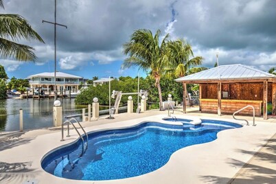 Waterfront - 5 BR, 4 Full Bath, Pool, 80' Dock, Ample Parking, Tiki Hut, Jacuzzi