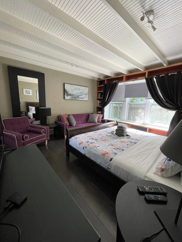 Bureau, fer et planche à repasser, accès au Wi-Fi (inclus)