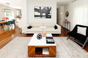 Smart TV, caminetto, videogiochi, tavolo da calcetto