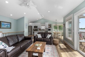 Una Smart TV, una chimenea, libros