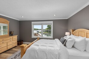 3 bedrooms, desk, iron/ironing board, travel crib