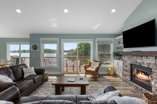 Canadian Lakes lakefront home with breathtaking sunrises and a hot tub! 