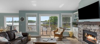 Canadian Lakes lakefront home with breathtaking sunrises and a hot tub! 