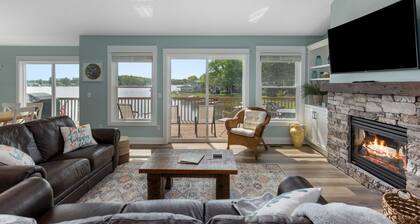 Canadian Lakes lakefront home with breathtaking sunrises and a hot tub!