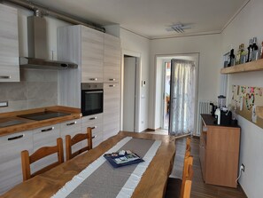 Frigorifero, microonde, forno, piano cottura