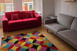 Living area - 2 Bed Flat - Sleeps 3 - Parking - Wifi (Newport)