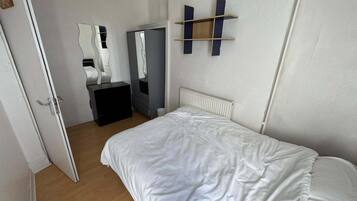 2 kamar tidur, setrika/meja setrika, Wi-Fi gratis, dan seprai linen