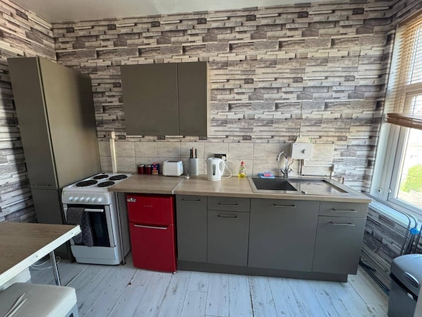 Fridge, microwave, oven, stovetop - Newport Cozy Apartment Retreat (Newport)