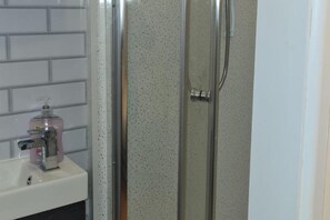 Shower, hair dryer, towels - 2 Bed Flat - Sleeps 3 - Parking - Wifi (Newport)