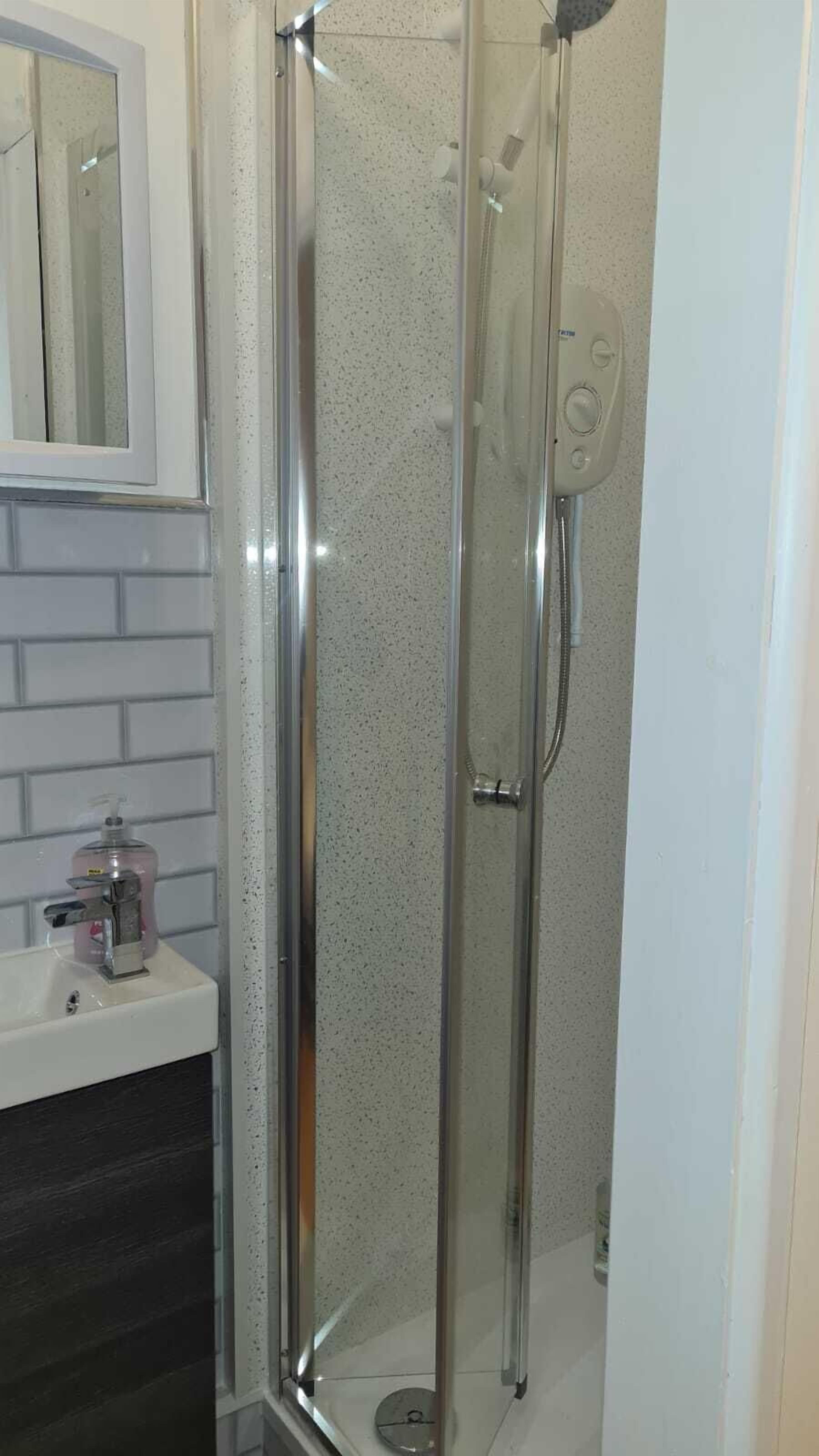 Apartment | Bathroom | Shower, hair dryer, towels