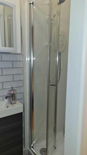 Apartament | Bany | Dutxa, assecador de cabells i tovalloles 