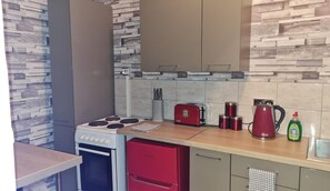 Kühlschrank, Mikrowelle, Ofen, Herdplatte