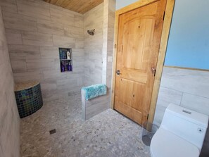 Douche, sèche-cheveux, serviettes fournies, savon