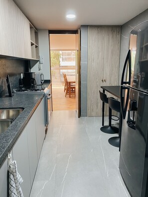 Kühlschrank, Mikrowelle, Ofen, Herdplatte