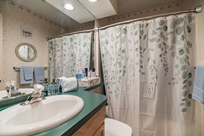 Combined shower/tub, towels, soap, shampoo