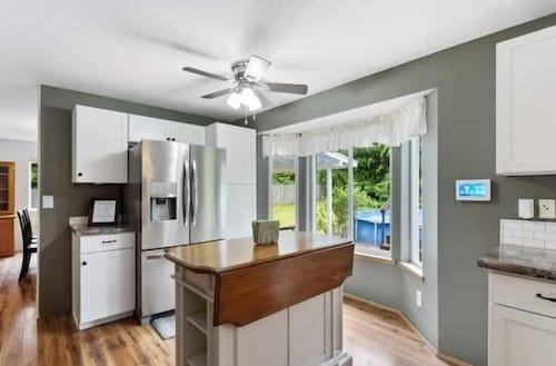 Spacious , RV parking, yard, cozy fireplaces, game library, near Manchester