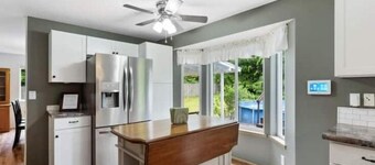 Spacious , RV parking, yard, cozy fireplaces, game library, near Manchester