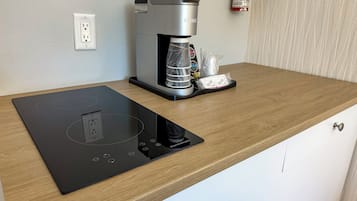 Frigobar, microondas, cafetera/tetera