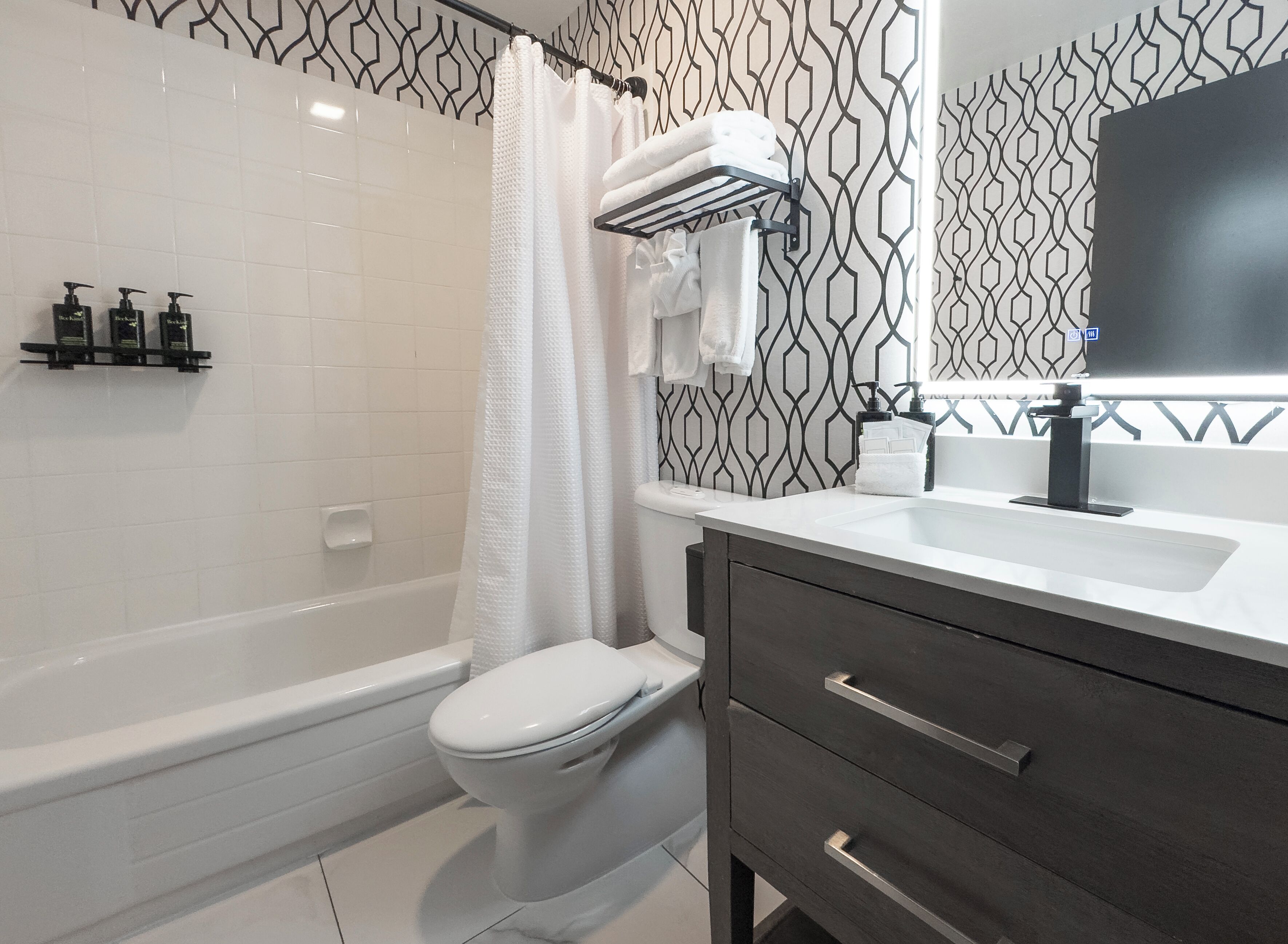 Quarto luxo, 1 cama King, cozinha americana, vista para o oceano | Banheiro | Produtos de toalete de grife, secador de cabelo, toalhas de banho 