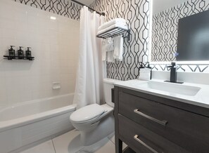 Deluxe kamer, 1 kingsize bed, kitchenette, uitzicht op zee | Badkamer | Designer toiletartikelen, een haardroger, handdoeken, zeep