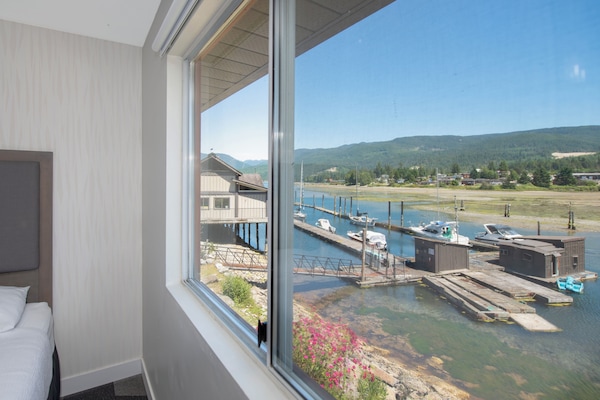 Egyptian cotton sheets, premium bedding, pillow-top beds, desk