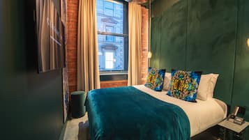 2 bedrooms, premium bedding, minibar, in-room safe