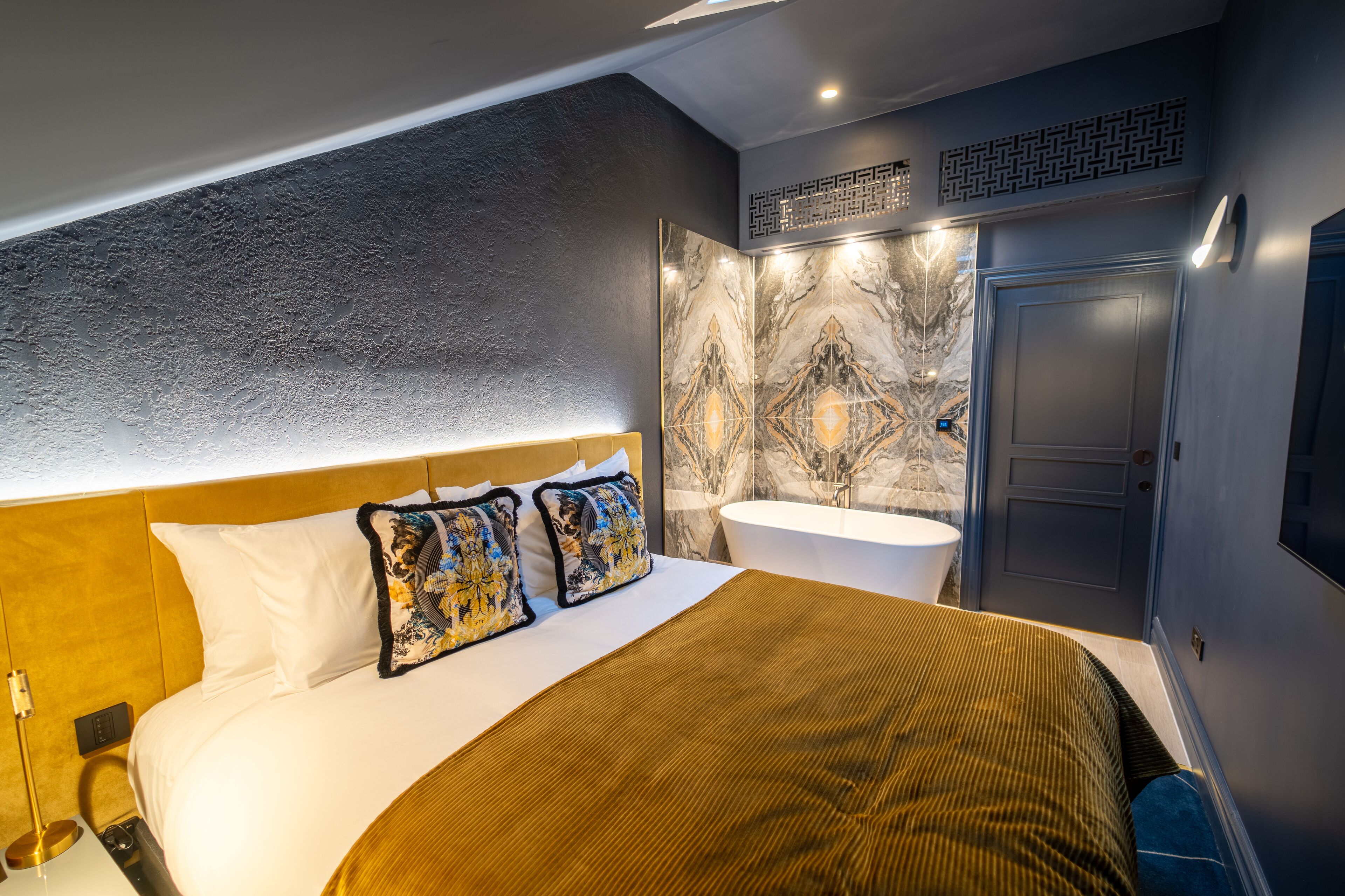 Signature Duplex | Premium bedding, minibar, in-room safe, desk