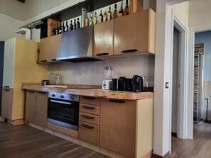 Frigorifero, microonde, forno, piano cottura