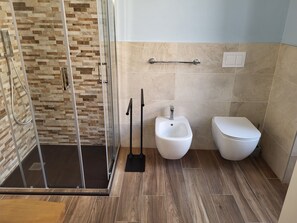 Doccia, asciugacapelli, bidet, asciugamani