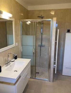Bathtub, hair dryer, bidet, towels