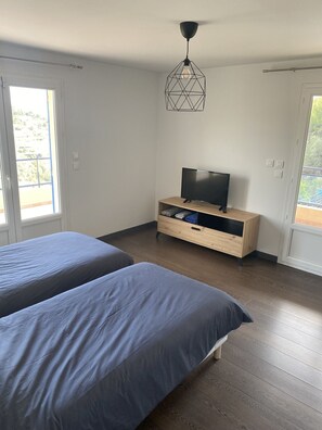 5 bedrooms, iron/ironing board, free WiFi, bed sheets