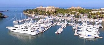 LUXURY AT THE DOCK......and we’re Pet Friendly!!  One Minute Walk To The Beach.