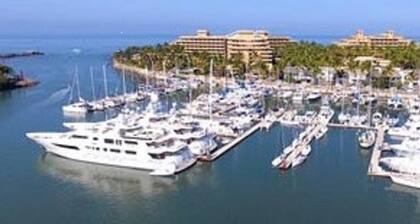 LUXURY AT THE DOCK......and we’re Pet Friendly!! One Minute Walk To The Beach.
