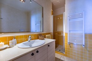 Ducha, secador de pelo, bidet, toallas