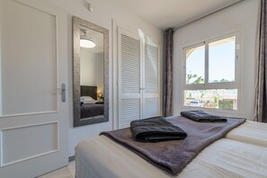 2 bedrooms, iron/ironing board, free WiFi, bed sheets - MalagaSuite Casa Oceano (Mijas Costa)