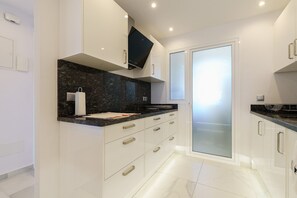 Een koelkast, een microgolfoven, een oven, een vaatwasser