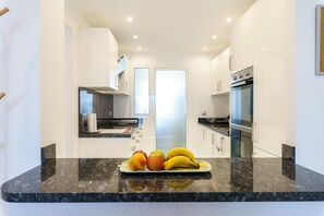 Een koelkast, een microgolfoven, een oven, een vaatwasser