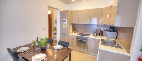 Kühlschrank, Mikrowelle, Ofen, Geschirrspüler