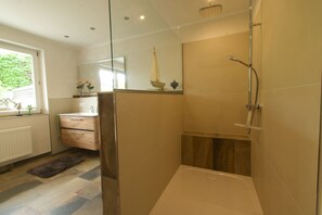 Badewanne, Haartrockner, Handtücher, Seife